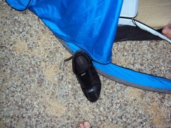 der Schuh dient als Schutz, damit man nicht über den Hering stolpert.