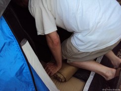 Die Luft muss aus den Luftmatratzen