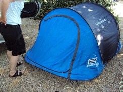 Das Zusammenlegen des Zeltes beherrscht Andrea perefekt...