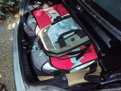 und auf den flachen Teil der Reisetasche