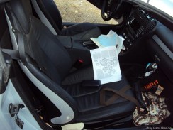 der Beifahrerraum ist noch nicht fertig aufgeräumt.