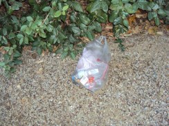 Die Mülltüte entsorgen wir bei der Ausfahrt...