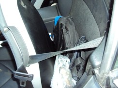 Getränkebecher hinter den Fahrersitz