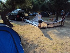 Nachbarn haben vor uns eingecheckt. Mal sehen, wer zuerst fertig ist.