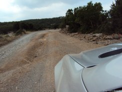 das ist ein harmloses Bild... trotzdem nicht ganz die richtige Fahrbahn für Niederquerschnittsreifen