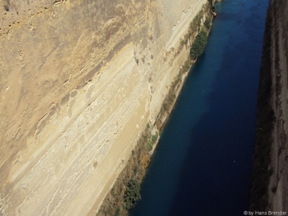 von dieser Brücke kann man auch mit dem Seil nach unten jumpen...