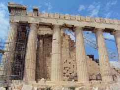 aber fast alles ist in den Farben der alten Steine lakiert...