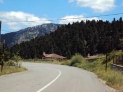 ab in die griechischen "Alpen", man beachte links und rechts die Strassenbegrenzer (für den Winter)
