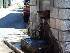 Brunnen, mitten in Delfi