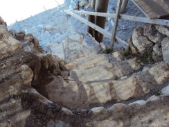Steil gehts von der Bar nach unten zum Strand