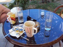 grichische Frühstücksidylle: zu jedem(!!) Kaffee immer ein mittleres Wasser !