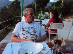 warten auf den Hauptgang. Den griechischen Salat haben wir schon verputzt.