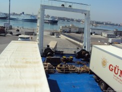 wir waren als erster mit einem Super-Parkplatz auf der Fähre, aber erst müssen die LKWs raus, und weiler der Zoll manchem LKW die Durchfahrt verweigert, dauert es doch etwas länger...