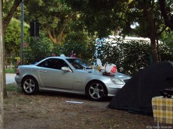 Nein, nicht unser SLK. In Pompeji treffen wir einen Engländer, der allein das gleiche macht, wie wir. Mit Kaffee-Maschine, Bücherei, alles an Bord und heute scheint bei ihm Putztag zu sein.