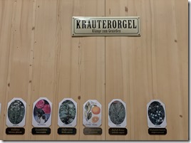 Ausschnitt einer rießigen Kräuterorgel mit Kräutern und Gewürzen der Region