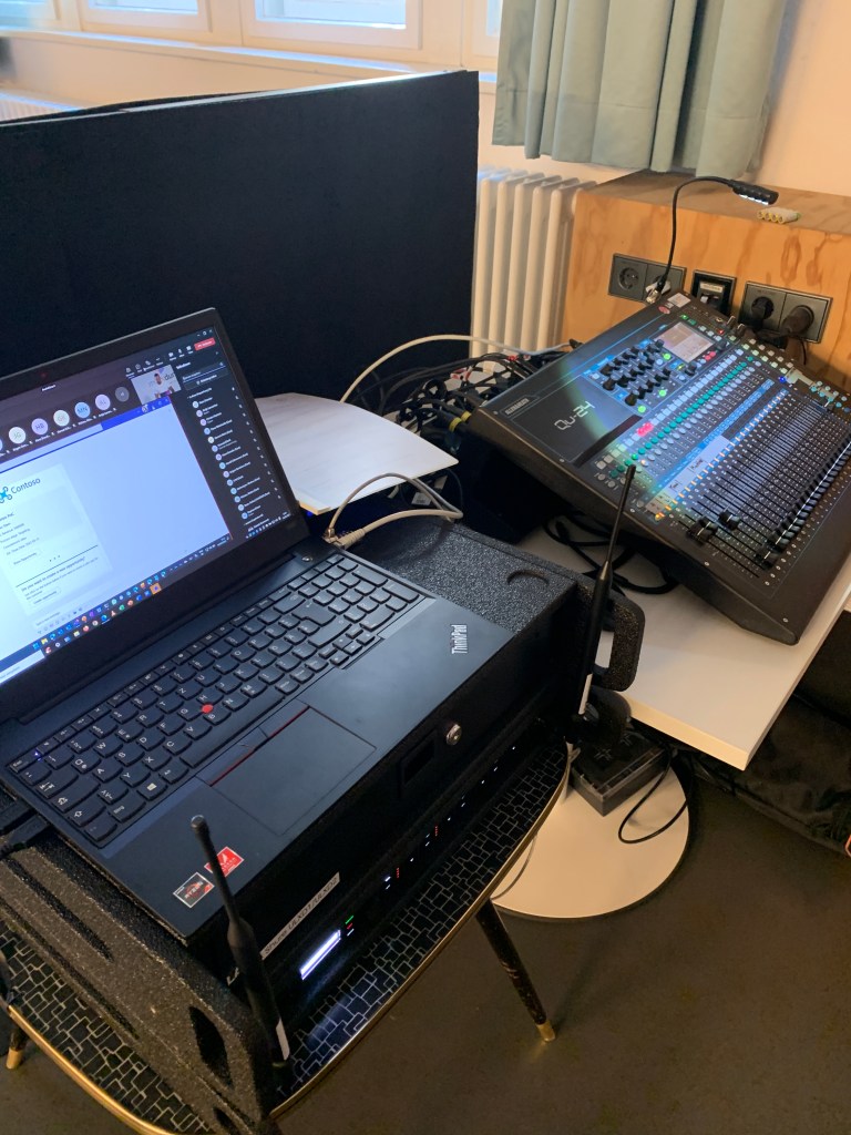 Funkmikrofone, Mischpulkt, Monitor Laptop für die Toneinspielung
